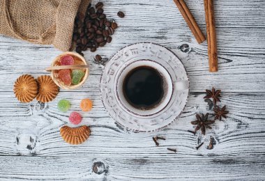 Bir fincan kahve. Kahve içeriz. Güzel bir kahve kokusu..