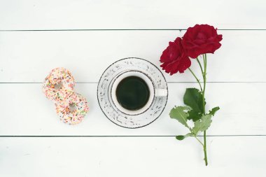 Kahve içeriz. Bir fincan aromatik kahve. Durgun hayat.