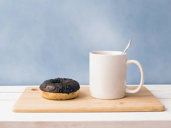 Uma Chávena Bebida Quente Deliciosos Donuts — Fotografia de Stock