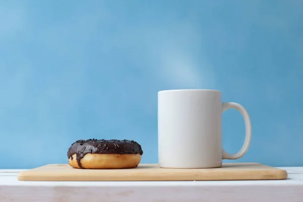 Bir fincan sıcak içecek. Lezzetli çörekler.