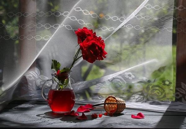 Vazoyla yaşamak. Yalnız gül çiçeği.