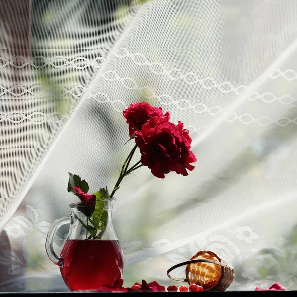 Νεκρή Ζωή Ένα Βάζο Μοναχικό Τριαντάφυλλο — Φωτογραφία Αρχείου