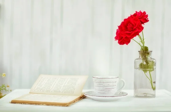 Çay içiyorum. Bir fincan sıcak çay. Durgun hayat.