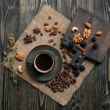 Bir fincan kahve. Kahvenin kokusu. Sabah başlıyor..