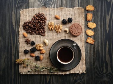 Bir fincan kahve. Kahvenin kokusu. Sabah başlıyor..