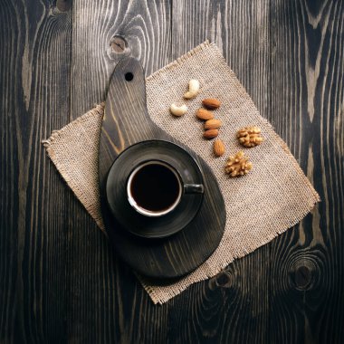 Bir fincan kahve. Kahvenin kokusu. Sabah başlıyor..