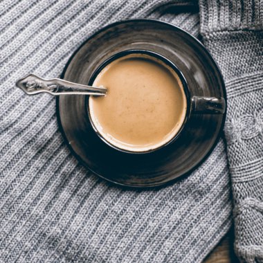 Bir fincan kahve. Kahvenin kokusu. Sabah başlıyor..