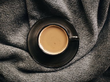 Bir fincan kahve. Kahvenin kokusu. Sabah başlıyor..