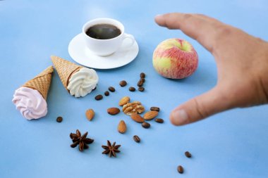 El fincana uzanır. Mavi arka planda yiyecek ve içecek.