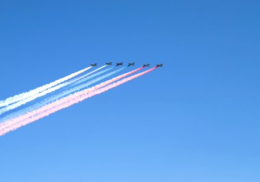 Rus bayrağı; hava gösterisi.
