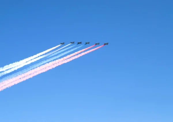 Rus bayrağı; hava gösterisi.