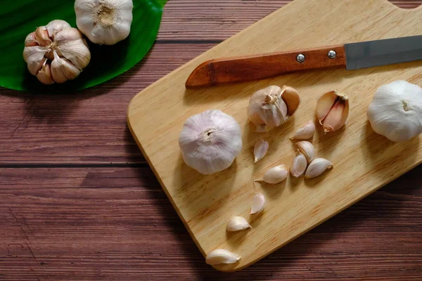 Fresh white garlic on the kitchen floor