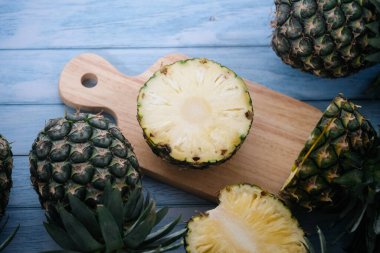 Çiftlikten taze ananas, marketten geliyor, mutfağa yerleştiriliyor..