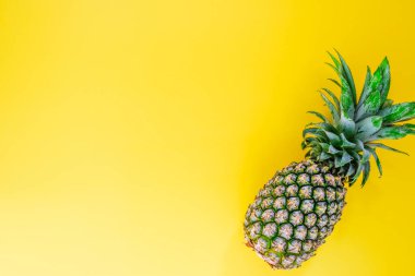 Çiftlikten taze ananas, marketten geliyor, mutfağa yerleştiriliyor..