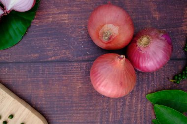 Çiftlikten taze soğanlar ve yemek pişirmek için baharatlar mutfağa konur..