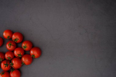 Mutfakta pişirmek için çiftlikten taze kırmızı domates..