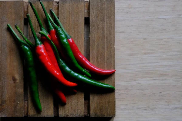 Yemek pişirmek için çiftlikten taze biberler mutfağa konur..