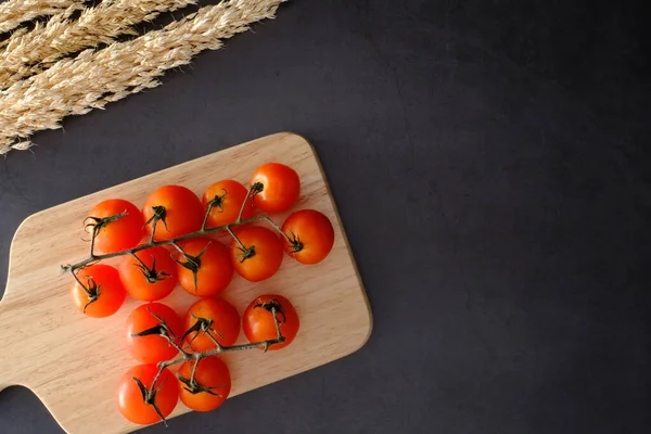 Mutfakta pişirmek için çiftlikten taze kırmızı domates..