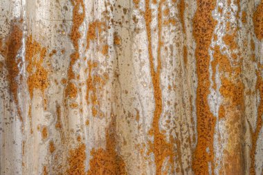 Toprak ve su lekelerinden kaynaklanan metal pas..