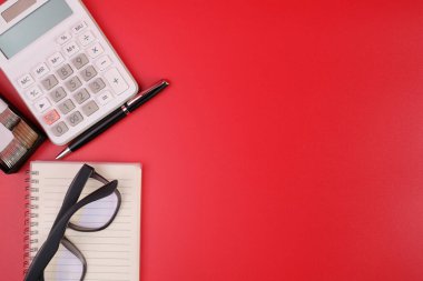 Ofis ekipmanları masanın üzerine.