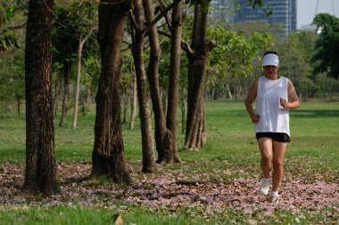 Asyalı kadınlar yaz tatilinde parkta egzersiz yaparlar..