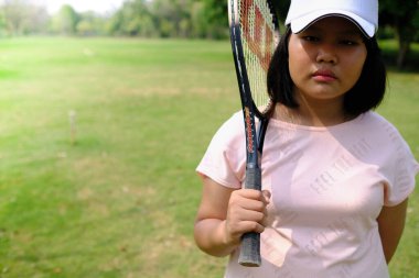 Tatilde tenis oynayan Asyalı kadınlar