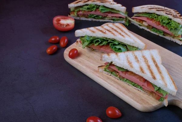 Sandwiches Una Comida Popular Que Gente Come Juntos Son Fáciles — Foto de Stock