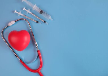 Genel tıbbi ve hastane kullanımında kullanılan temel ekipmanlar çalışma tezgahına yerleştirilmiştir..