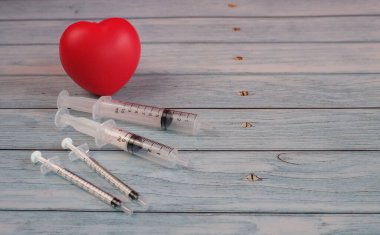 Genel tıbbi ve hastane kullanımında kullanılan temel ekipmanlar çalışma tezgahına yerleştirilmiştir..