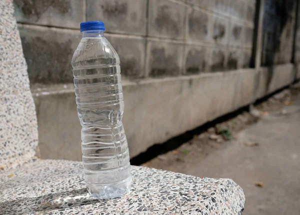 Minum Air Dalam Botol Plastik Yang Tersedia Secara Komersial Toko — Stok Foto