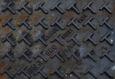 Uzun süre dayanan çelik plakalar paslanmaya meyillidir..