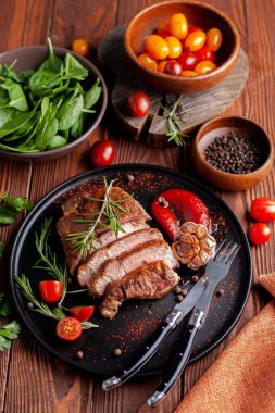 Sebzeli sulu domuz bifteği