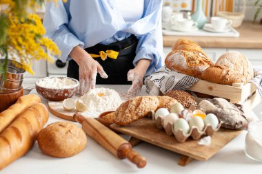 Ev yapımı ekmek pişirmek için para kazanma süreci