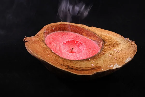 Mum sönmüş ve bu duman