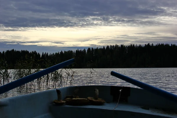 Oglądając zachód słońca nad jeziorem z łodzi — Zdjęcie stockowe