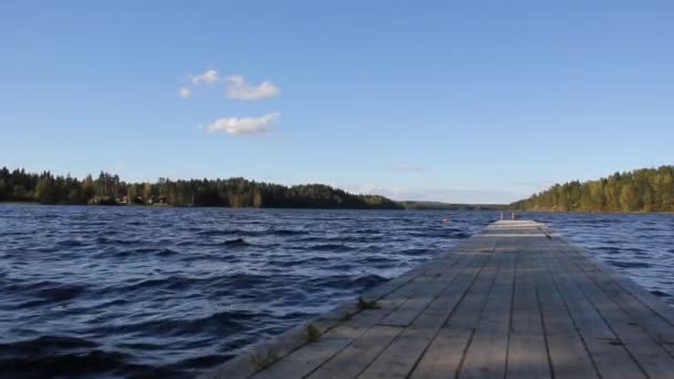 Ondulations faciles de l'eau sur le quai du lac — Video