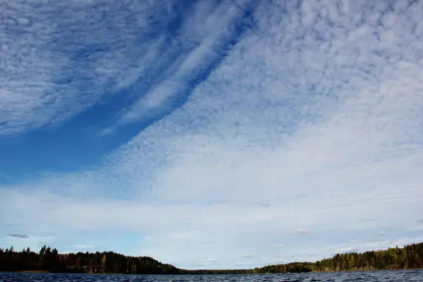 Céu bonito com nuvens acima do lago — Fotografia de Stock