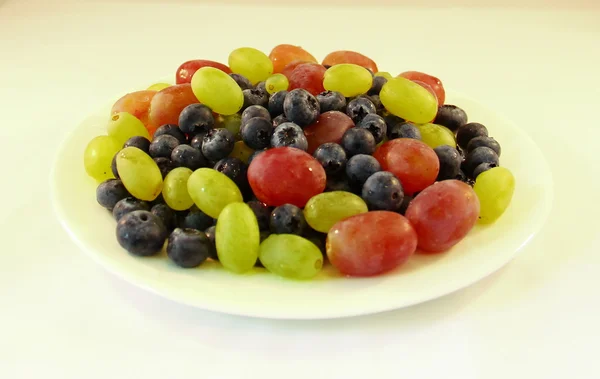 Obst-und Beerenmix auf weißem Hintergrund — Stockfoto