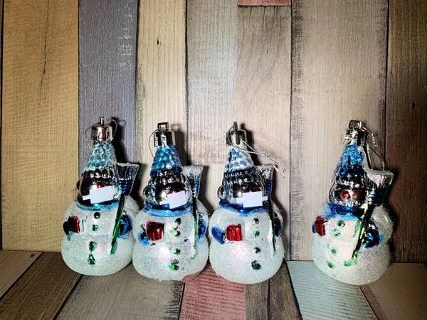 Sociální Novoroční Téma Pro Sněhuláka Modrými Čepicemi Tři Maskované Proti — Stock fotografie