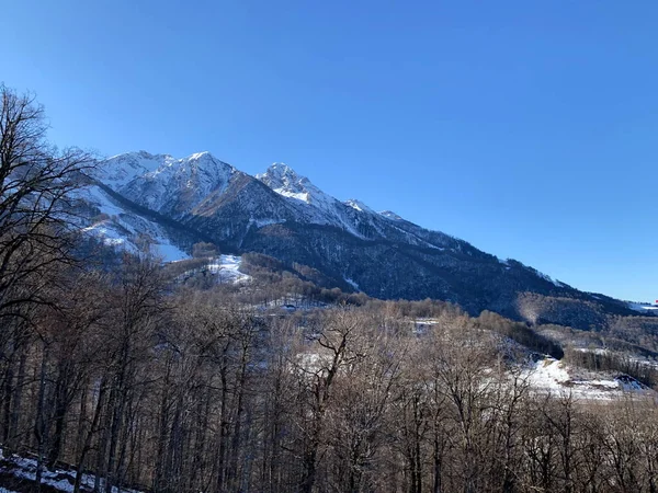 Berge Unterschiedlicher Höhe Felsige Gipfel Ohne Pflanzen Mit Schnee Auf — Stockfoto