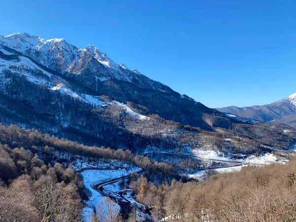 Berge Unterschiedlicher Höhe Felsige Gipfel Ohne Pflanzen Mit Schnee Auf — Stockfoto