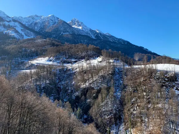 Berge Unterschiedlicher Höhe Felsige Gipfel Ohne Pflanzen Mit Schnee Auf — Stockfoto