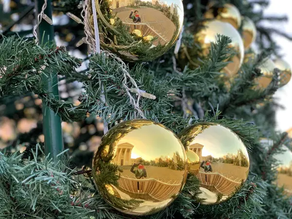 Великі Золоті Кульки Різдвяні Прикраси Вулиці Відображення Фотографа Іграшці Фото — стокове фото
