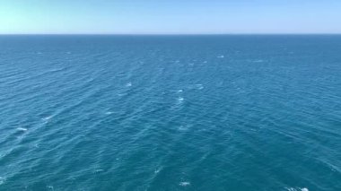 Yukarıdan deniz manzarası, mavi renk, su hareketi, beyaz deniz tarakları, büyüleyici video.