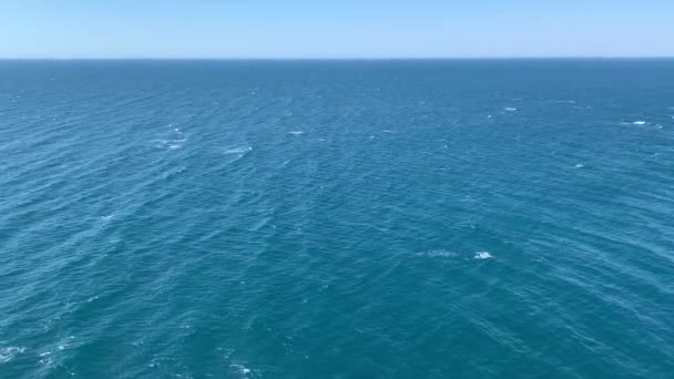 Widok Morze Góry Niebieski Kolor Ruch Wody Białe Przegrzebki Fal — Wideo stockowe