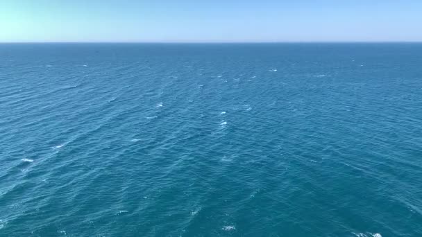 Havsutsikt Från Ovan Blå Färg Vatten Rörelse Vita Kammusslor Vågor — Stockvideo