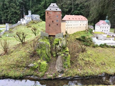 Çek Cumhuriyeti, Marianske Lazne, 13 Ocak 2018. Çek kent simgesinin minyatürü olan Beov Kalesi, nehre yakın bir tepede ve ormanın yanında yer almaktadır.