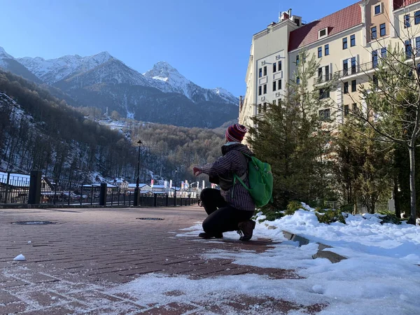 Bild Eines Touristen Silhouette Profil Hockt Auf Dem Hintergrund Der — Stockfoto