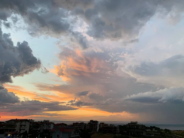 Turuncu Pembe Parıltıları Olan Harika Güzel Bir Gökyüzü Denizin Üzerinde — Stok fotoğraf