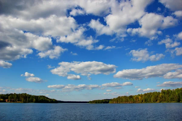 su ve güzel gökyüzü bulutlu